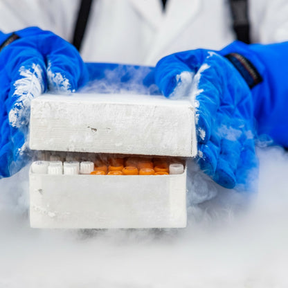 GERF® Certified Cryogenic Gloves azules con doble impermeabilidad, protegiendo las manos al manipular tubos en nitrógeno líquido.